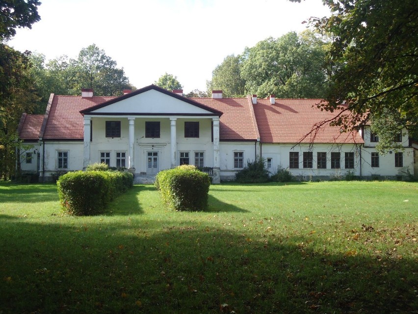 Dwór ziemiański z XIX wieku, położony w gminie Olesno w...
