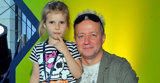 Robert Leszczyński był cenionym dziennikarzem i krytykiem muzycznym. Kiedy zmarł w 2015 roku, jego córka miała zaledwie 11 lat. Vesna Leszczyńska przystąpiła w tym roku do egzaminu dojrzałości. Jakie ma plany na przyszłość? Zobaczcie, jak dziś wygląda córka Roberta Leszczyńskiego.