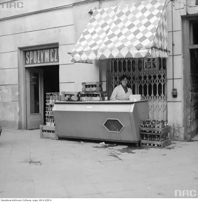 Sklep spożywczy WSS "Społem" nr 482. Widoczna ekspedientka sprzedająca przed sklepem lody i napoje.
Data wydarzenia: 1967