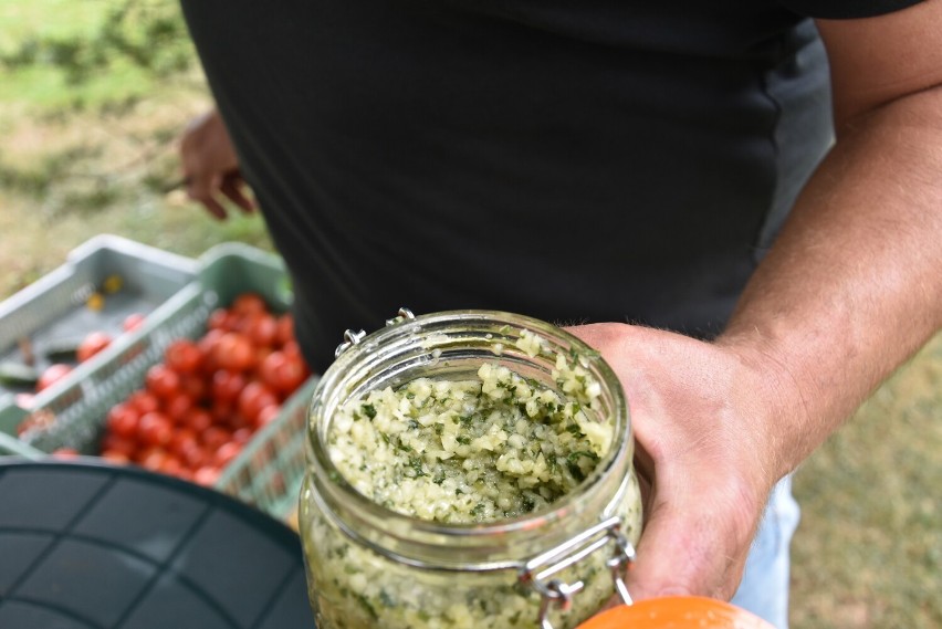 Ogrodnik Tomasz Miarecki zdradza nam autorski przepis na suszone pomidory z ziołami w oliwie z oliwek [ZDJĘCIA]