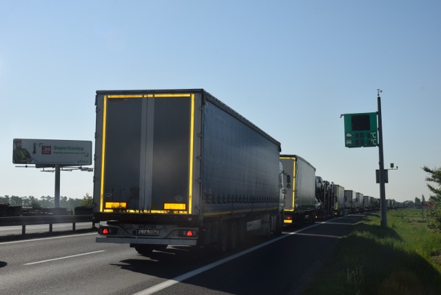 Ciężarówka z czekoladą przewróciła się na a2.Tworzą się potężne korki!

