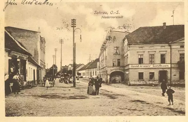 Żory na archiwalnych fotografiach - zobaczcie miejsca, ludzi i wydarzenia sprzed lat. To jak wehikuł czasu! Zapraszamy do obejrzenia galerii zdjęć! 

Dolne Przedmieście

Zdjęcia: archiwum prywatne, Muzeum Miejskie w Żorach, Foto-Szczepański, "Żorzanie na starej fotografii 1889-1960". I.Maćkowiak, "Żory. Zarys dziejów". B.Cimała, "Przedwojenne Żory i jego mieszkańcy". B.Kieczka, S.Szwarc, "Pamiątkowa księga miasta Żory", "Leksykon Żorski".