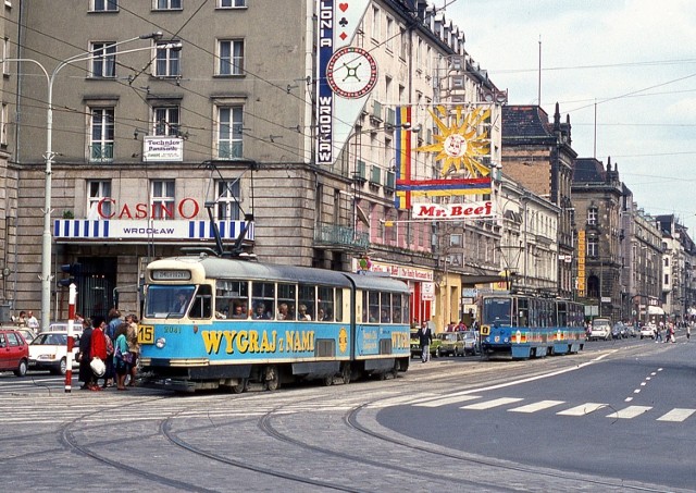 Pamiętacie Wrocław bez Galerii Dominikańskiej i Pasażu Grunwaldzkiego, bez fontanny na Rynku, bez korków, ale za to z czerwonymi autobusami? Zobaczcie 50 zdjęć Wrocławia sprzed niespełna trzydziestu lat. Tak wyglądało miasto w pierwszej połowie lat dziewięćdziesiątych. Wielu z tych miejsc moglibyśmy dziś nie poznać!

Zobacz zdjęcia, posługując się klawiszami strzałek, myszką lub gestami.