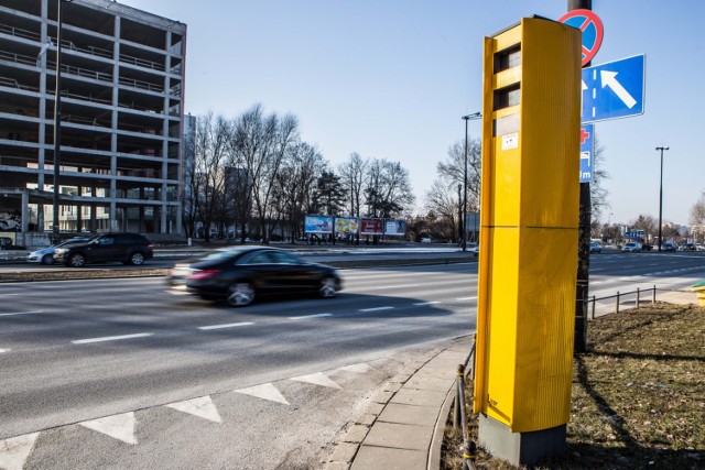 15. 468 wykonał fotoradar przy ulicy Przyczółkowej, przy skrzyżowaniu z ul. Andrutową. Rok lata temu było to 1102 zdjęć.

14. Swoją skuteczność poprawił za to  fotoradar znajdujący się przy alei Armii Krajowej (w dzielnicy Wesoła). Urządzenie znajduje się przy jednopasmowej drodze, na której jest ograniczenie do 50 km/h. W 2018 r. było to 790 zdjęć, niemal trzy razy więcej niż rok wcześniej (296).

13.   Fotoradar przy ul. Wybrzeże Kościuszkowskie (Wisłostrada) wykonał 827 zdjęć. To drastyczny spadek w porównaniu z 2017 r., kiedy to do kierowców wysłano aż 5710 zdjęć wykonanych przez to urządzenie.