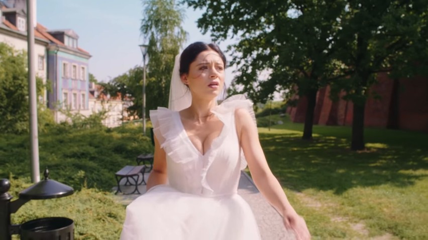 "Papiery na szczęście". Adriana Kalska w sukni ślubnej ucieka przez miasto! Sporo się u niej dzieje!