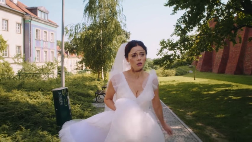 "Papiery na szczęście". Adriana Kalska w sukni ślubnej ucieka przez miasto! Sporo się u niej dzieje!