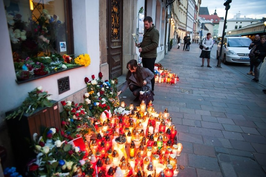 Kraków solidarny z Paryżem. Znicze i kwiaty przed konsulatem francuskim [ZDJĘCIA, WIDEO]