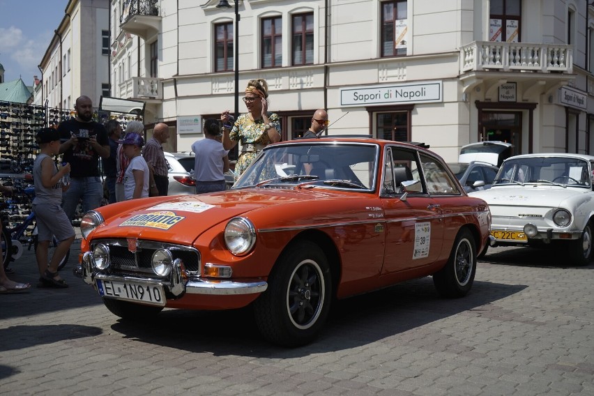 XXII Podkarpacki Rajd Pojazdów Zabytkowych i konkurs elegancji w Rzeszowie. Zobaczcie zdjęcia!