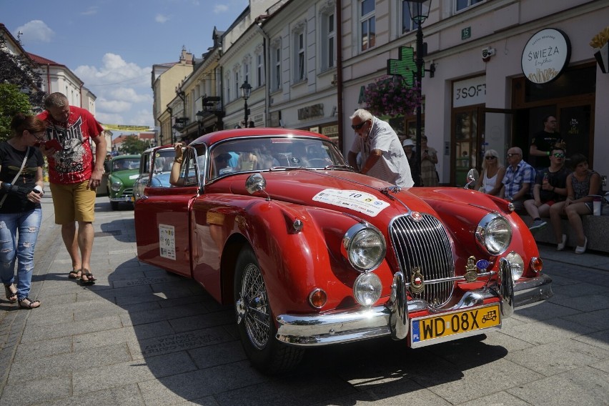 XXII Podkarpacki Rajd Pojazdów Zabytkowych i konkurs elegancji w Rzeszowie. Zobaczcie zdjęcia!