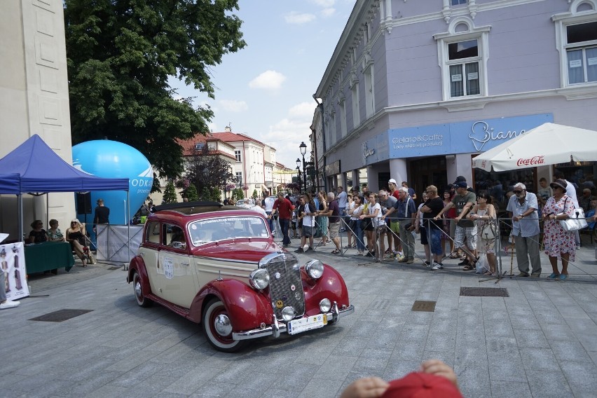 XXII Podkarpacki Rajd Pojazdów Zabytkowych i konkurs elegancji w Rzeszowie. Zobaczcie zdjęcia!