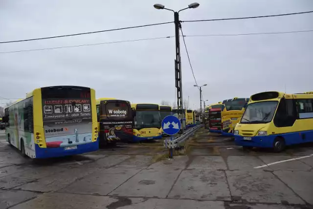 Zajezdni przy ul. Lwowskiej w Tarnowie na co dzień nie opuszcza około 30 autobusów
