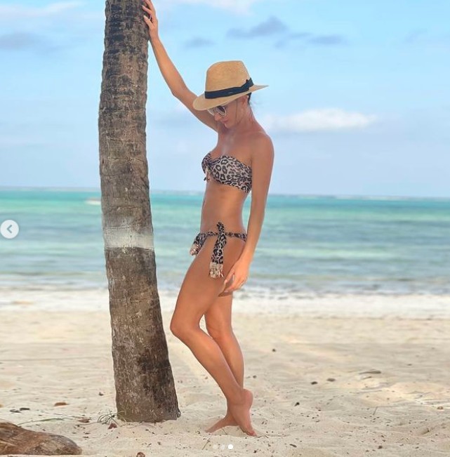 Justyna Steczkowska kusi ponętnym ciałem na Zanzibarze. Obok niej sporo młodszy przystojniak!