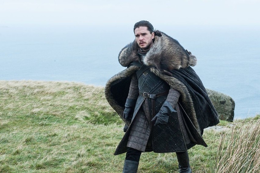 "Gra o tron" sezon 8. Daenerys i Jon Snow na pierwszym oficjalnym zdjęciu! Przed nami największa bitwa w historii! [CO SIĘ WYDARZY]