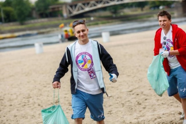 Barefoot Projekt Czysta Plaża 2015 w Sopocie. W sobotę, 18 lipca, o godzinie 10.00  wszyscy chętni spotykają się na plaży przy Tropikalnej Wyspie (wejście na plażę nr 28