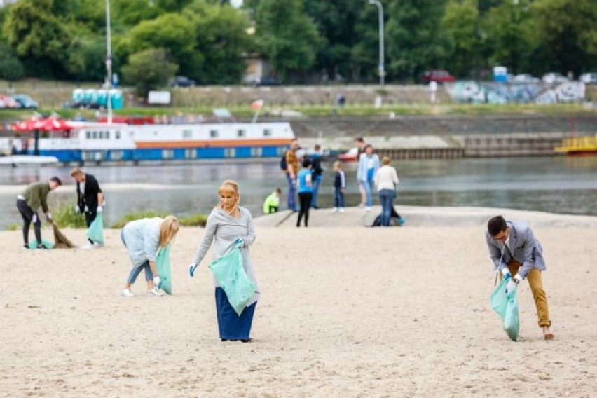 Barefoot Projekt Czysta Plaża 2015 w Sopocie. W sobotę, 18...