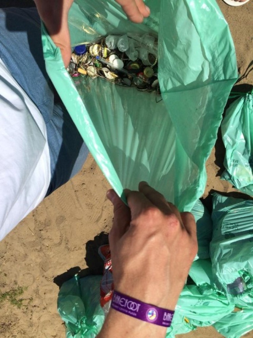 Barefoot Projekt Czysta Plaża 2015 w Sopocie. W sobotę, 18...