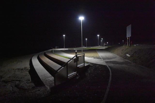 Nad Klimkówką trwają testy oświetlenia zamontowanego na brzegu i wzdłuż ścieżek.