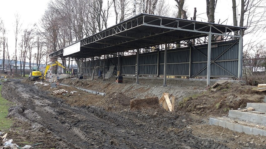 Stadion Olimpii w Wojniczu jest w przebudowie. Prace...