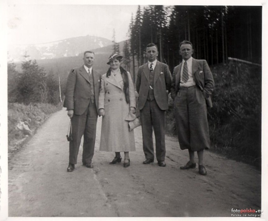 Turyści spacerujący po Karkonoszach. Rok 1936