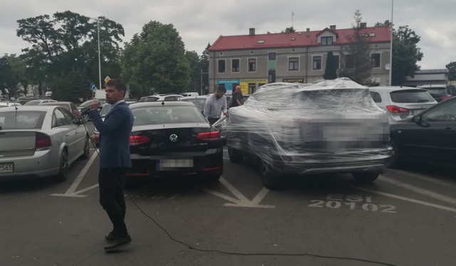 Samochód prezydenta Sieradza oklejony folią