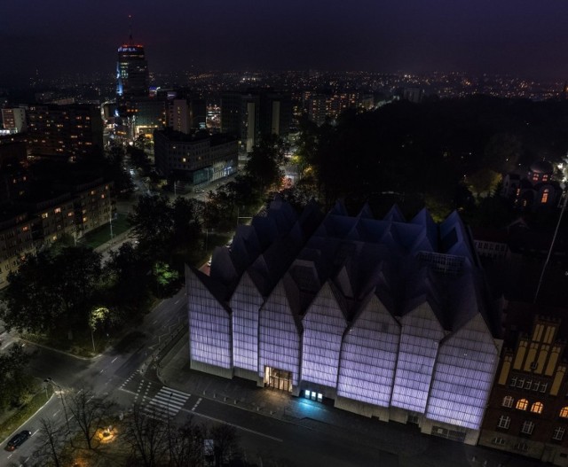 Szczecińska firma Aeropix zaprezentowała kolejną efektowną panoramę Szczecina z lotu ptaka. Tym razem punktem wyjścia była Filharmonia. Zobaczcie, jak świetnie wygląda nocą najpiękniejszy budynek Europy i nasze miasto.

Więcej: www.filharmonia-szczecin.aeropix.pl

Zobacz także: Filharmonia Szczecińska najlepszym budynkiem Europy. Zobacz inne projekty biura [zdjęcia]