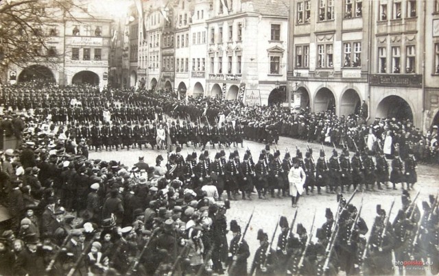 100 lat temu parady wojskowe odbywały się na placu Ratuszowym. Tak jest i teraz