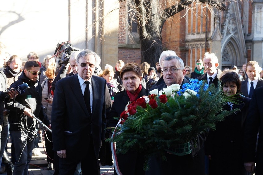 Kraków. Beata Szydło złożyła kwiaty pod francuskim konsulatem [ZDJĘCIA]