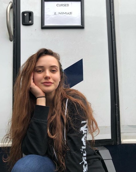 "Cursed". Katherine Langford z "13 powodów" włada mieczem na planie nowego serialu Netflixa!