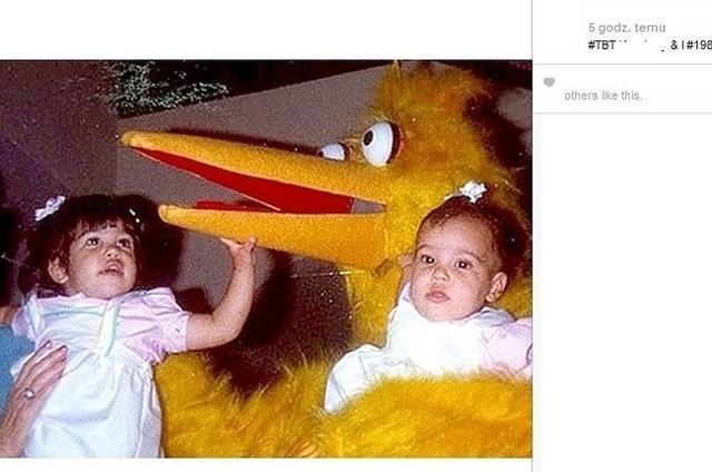 Jedna z celebrytek pochwaliła się zdjęciem z dzieciństwa. Na fotce jest ze swoją siostrą. Poznajecie te słynne siostry?(fot. screen z Instagram.com)