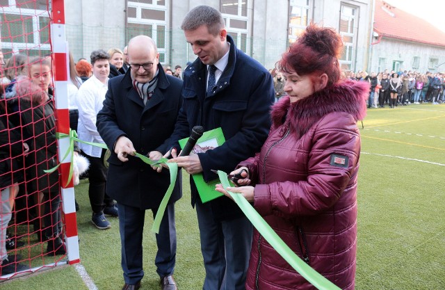 Dziś (czwartek) uroczyście otwarto obiekt sportowo-rekreacyjny nazwany Centrum "Gastronomik", który został zrealizowany z Grudziądzkiego Budżetu Obywatelskiego.  To ogrodzony płotem panelowym plac zabaw z bezpiecznym podłożem o powierzchni ponad 140 metrów kwadratowych. W ramach realizacji inwestycji zamontowano most linowy, bujaki i huśtawki. Miłośnicy gier zespołowych ucieszą się natomiast z wielofunkcyjnego boiska z sztuczną nawierzchnią. Wnioskodawczynią projektu jest Barbara Przybylska.   Inwestycja kosztowała 200 tysięcy złotych