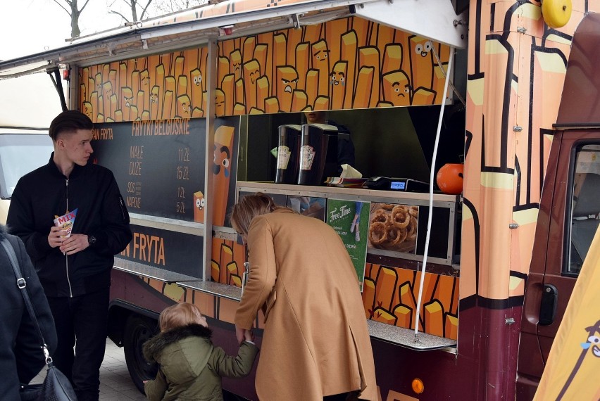 Rok temu przed Galerią Kasztanową w Pile zaparkowały food trucki. Zobaczcie zdjęcia