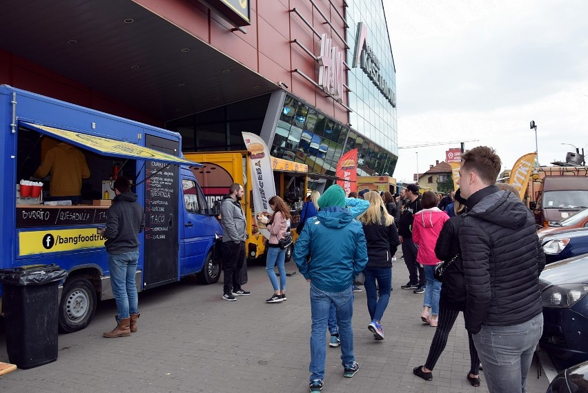 Rok temu przed Galerią Kasztanową w Pile zaparkowały food trucki. Zobaczcie zdjęcia