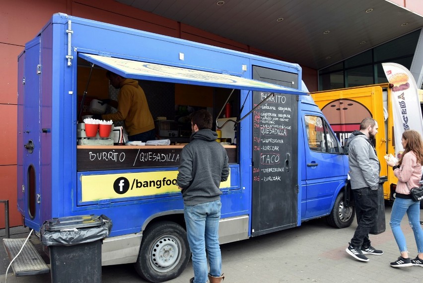 Rok temu przed Galerią Kasztanową w Pile zaparkowały food trucki. Zobaczcie zdjęcia