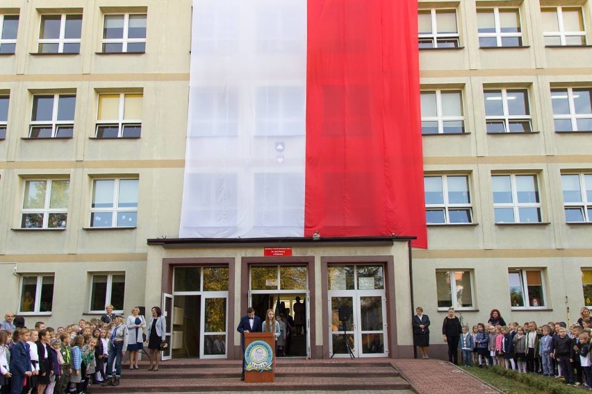 Szkoła Podstawowa nr 3 w Kłobucku z wielką flagą narodową ZDJĘCIA 