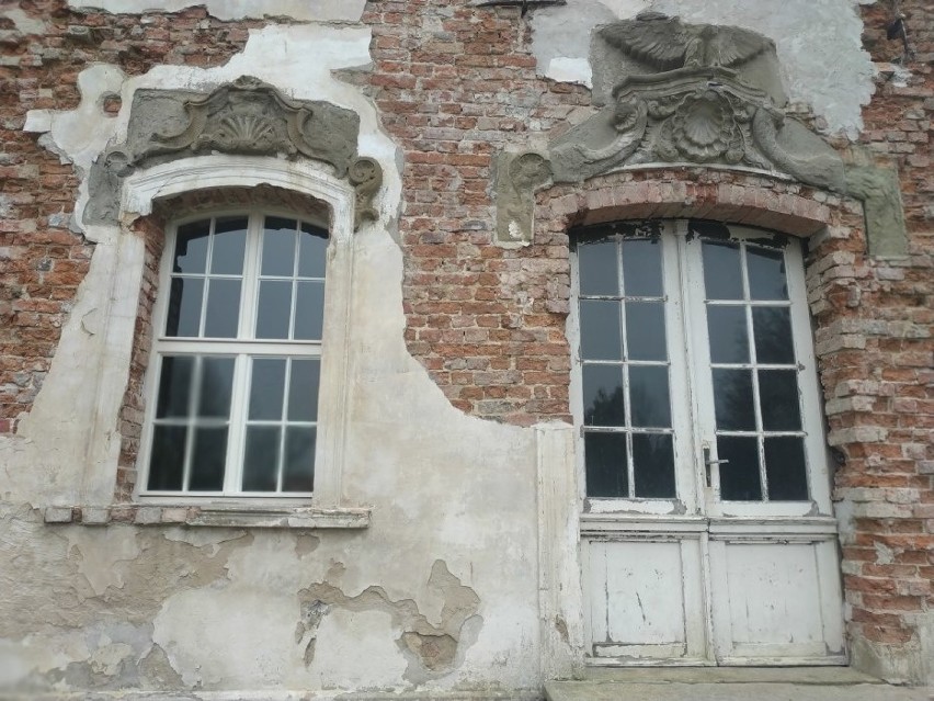 Pałac w Bieczu. Podobno bywał tutaj Kraszewski i Mickiewicz. Dzisiaj to ruiny. Czy to się zmieni? | AKTUALNE ZDJĘCIA