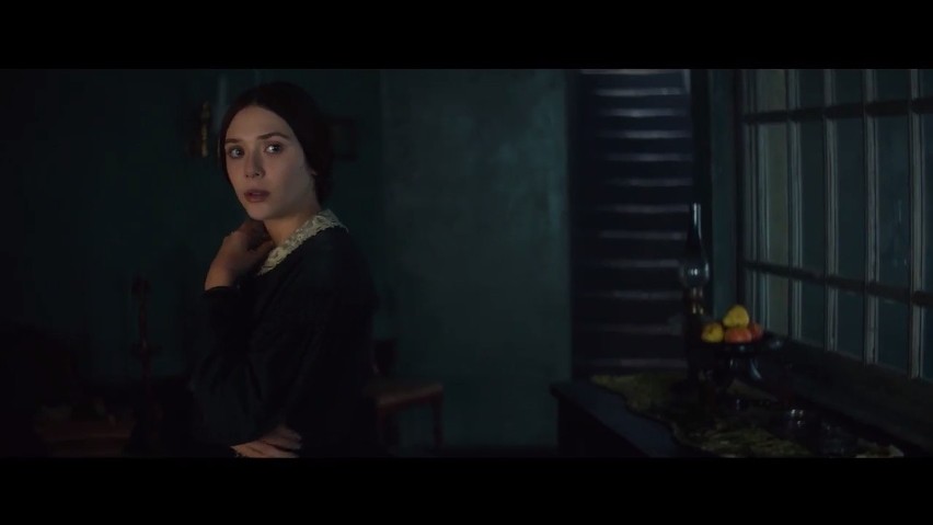 "W tajemnicy". Mroczny thriller kostiumowy z Jessiką Lange, Elizabeth Olsen i Oscarem Issakiem już na VOD [WIDEO+ZDJĘCIA]