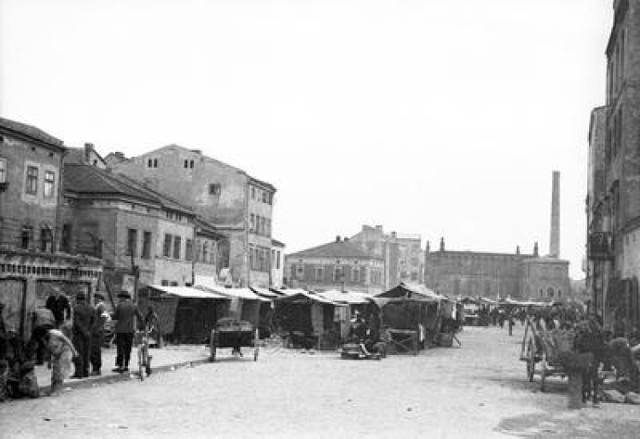 Ulica Szeroka w Krakowie

Widoczne targowisko. W tle Stara Synagoga.
Data wydarzenia: 1936-04