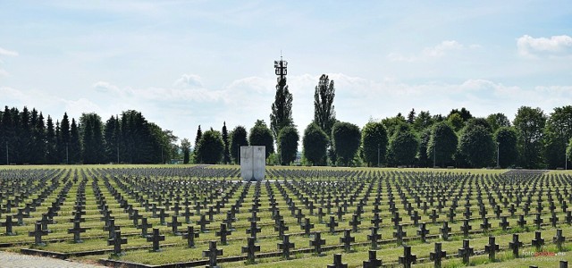 Czy wiesz, że to jedna z największych wojskowych nekropolii w Polsce? W grobach spoczywa 3420 żołnierzy. 29 października 1946 r. dokonano pierwszych pochówków zwłok, a 1 listopada cmentarz został poświęcony.