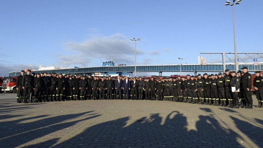 Polscy strażacy wrócili do Polski. W poniedziałek rano pojawili się w Świnoujściu. W Szwecji były podziękowania i prezenty na drogę