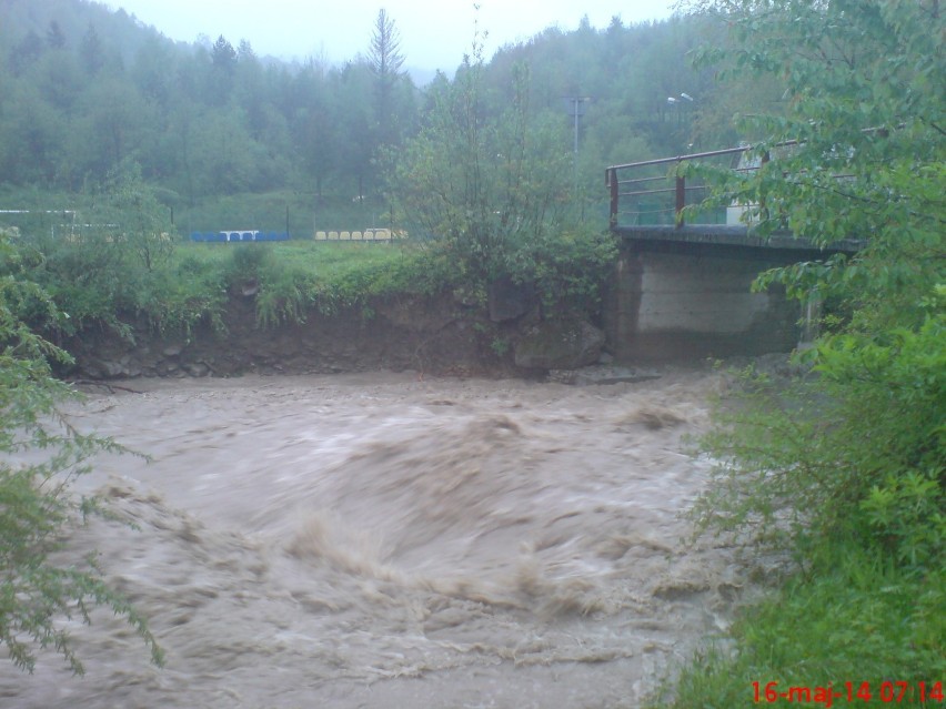 Rzeka Koszarawa obok boiska w Przyborowie
