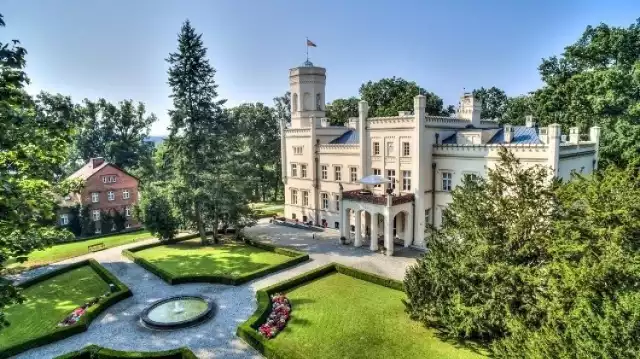 W Mierzęcinie trudno zdecydować, czy ładniejszy jest pałac, czy też park. Ale po co nad tym się zastanawiać - podziwiajmy całość...