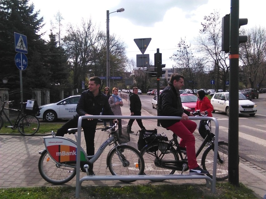 Kraków. Przy skrzyżowaniach stanęły podpórki dla rowerzystów [ZDJĘCIA, WIDEO]
