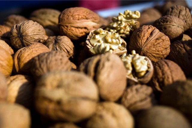 Składniki: 300g biszkoptu,100g mascarpone, 100g kremu czekoladowego, 200g posiekanych orzechów włoskich, 200g roztopionej czekolady, patyczki do lodów 
Przygotowanie: Biszkopt pokrusz, wymieszaj z mascarpone i kremem czekoladowym. Ulep małe kulki (wielkości orzechów włoskich) włóż do zamrażarki na godzinę. Po tym czasie, nabij kulki na patyczki do lodów, obtaczaj w czekoladzie, posyp orzechami.