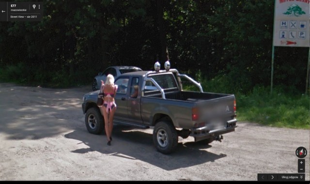 Na drodze E77 kierowca zatrzymał się w... poszukiwaniu miłości. Dzielne "oko" Google Street View zarejestrowało transakcję. 

