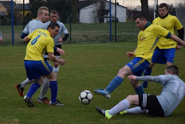 Mecz A-klasy piłki nożnej:  Kujawiak Kruszyn - Tłuchowia Tłuchowo 8:2.



