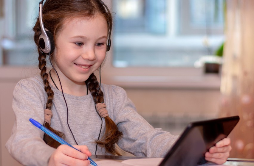 Jakie elektroniczne gadżety sprawdzą się w szkole i nie tylko? Przegląd  praktycznych produktów dla ucznia | Gazeta Krakowska