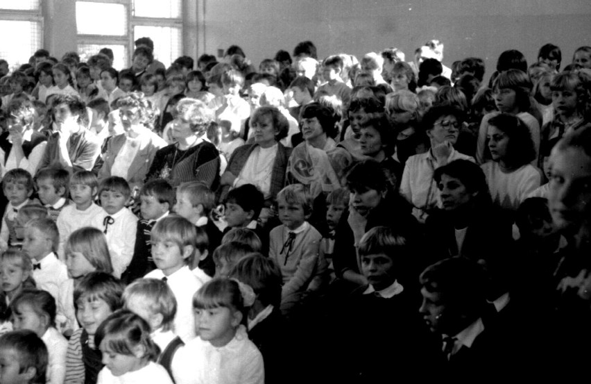 Szkoła Podstawowa nr 5 w Bełchatowie-Grocholicach na archiwalnych zdjęciach czyli "piątka" wczoraj i dziś 