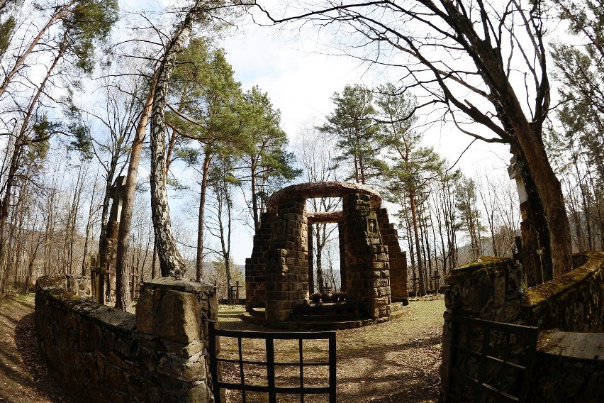 Cmentarz wojenny w Krempnej. tu spoczywa 120 żołnierzy...