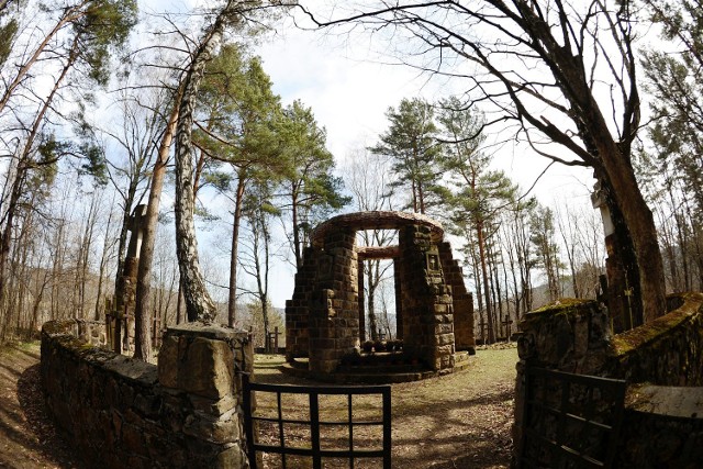Cmentarz wojenny w Krempnej. tu spoczywa 120 żołnierzy poległych w walkach I wojny światowej.