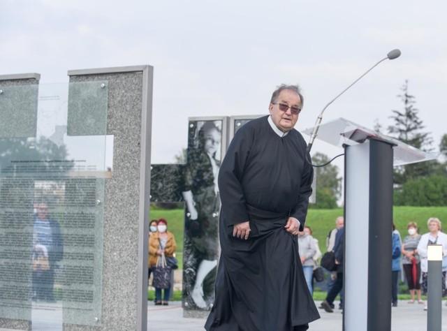 Ojciec Tadeusz Rydzyk apeluje o wpłaty na rzecz fundacji

Ojciec Tadeusz Rydzyk zaapelował do swoich sympatyków o wpłaty na rzecz Fundacji Nasza Przyszłość, której jest założycielem. Podkreślił, że przez pandemię koronawirusa trudno jest utrzymać Radio Maryja i TV Trwam. W  Radiu Maryja wyemitowano nawet  specjalną audycję, w której poinstruowano słuchaczy, jak wypełniać PIT. Lidia Kochanowicz-Mańk, dyrektor finansowa i bliska współpracownica ojca Rydzyka, wyjaśniła, że w deklaracji należy zaznaczyć specjalną rubrykę, by fundacja mogła uzyskać od urzędów skarbowych informacje o darczyńcy.